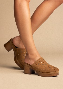CARMELA - CARMELA Clogs με λεπτομέρεια από τρουκς - 163256 - Κάμελ Σουέτ