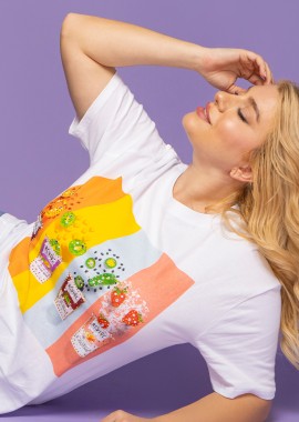 - T-shirt με πολύχρωμο τύπωμα